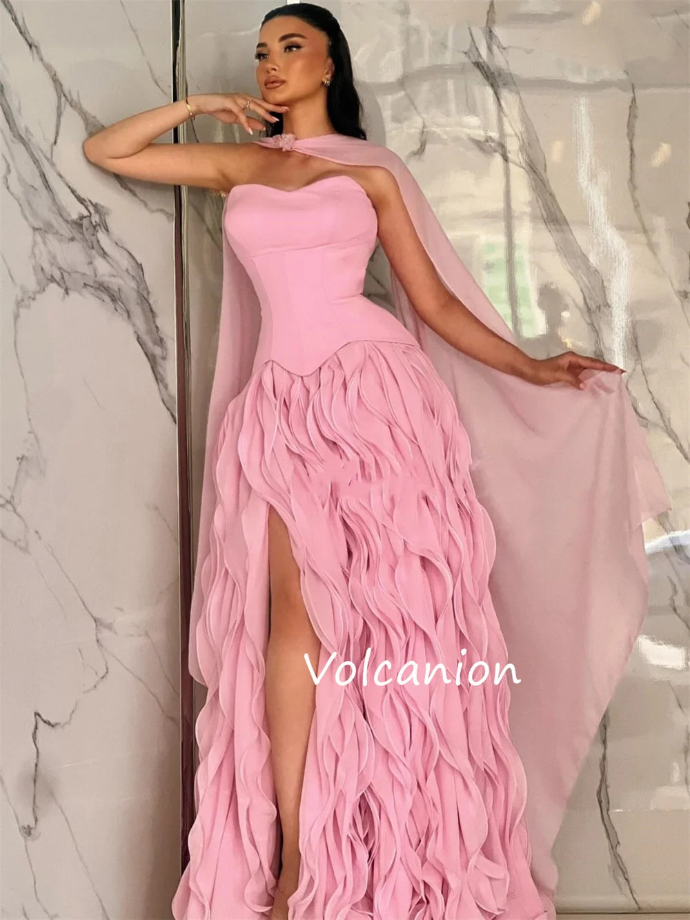 Elegantes schulterfreies langes Kleid