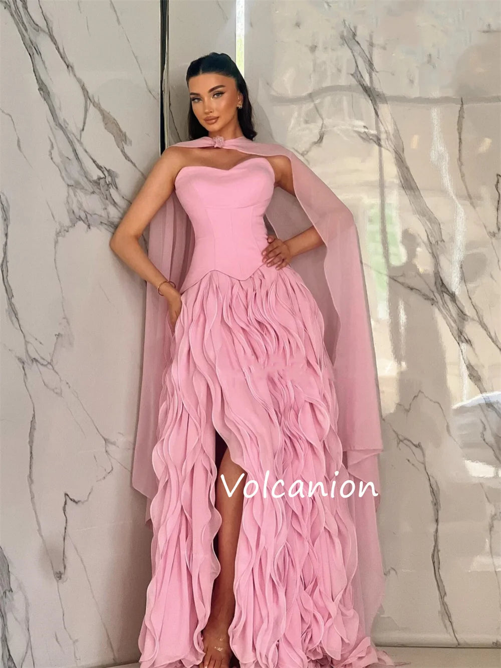 Elegantes schulterfreies langes Kleid